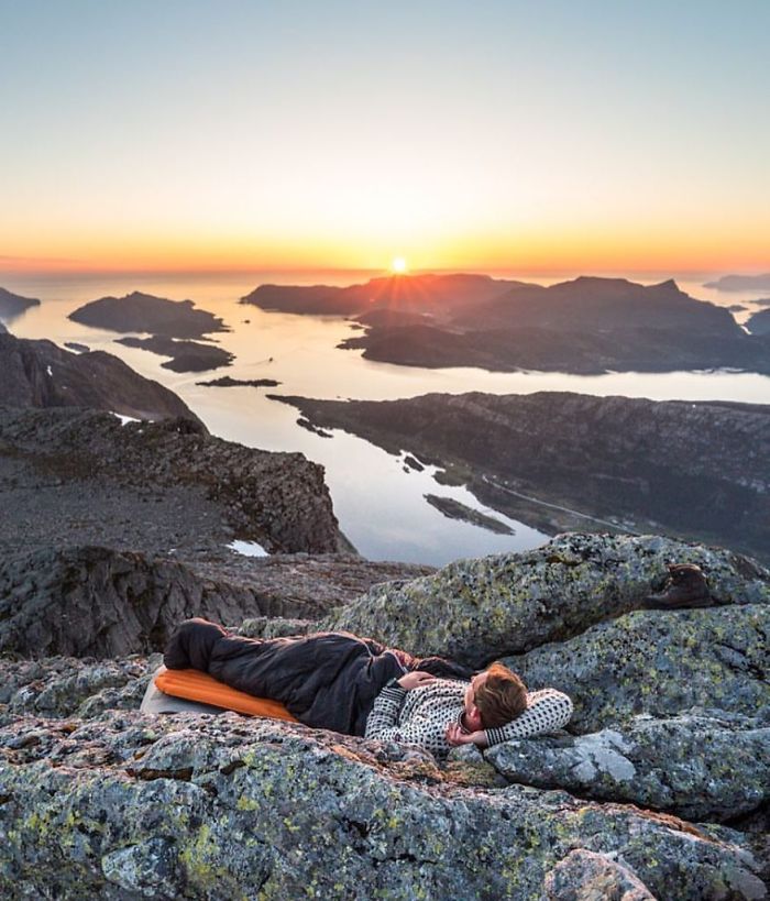This Woman Has Fun On Instagram With Photos Of People Pretending To Sleep In The Middle Of Nowhere