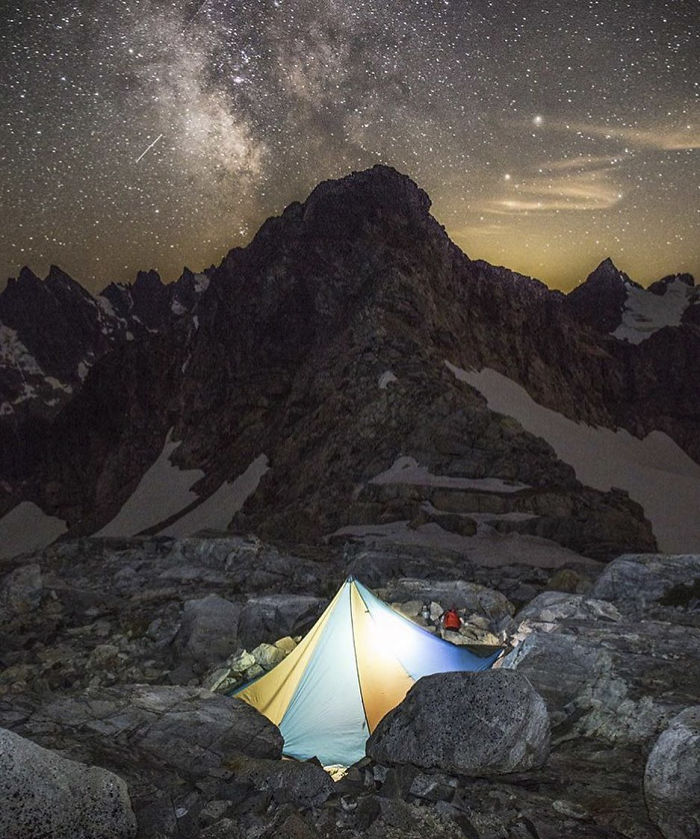 This Woman Has Fun On Instagram With Photos Of People Pretending To Sleep In The Middle Of Nowhere