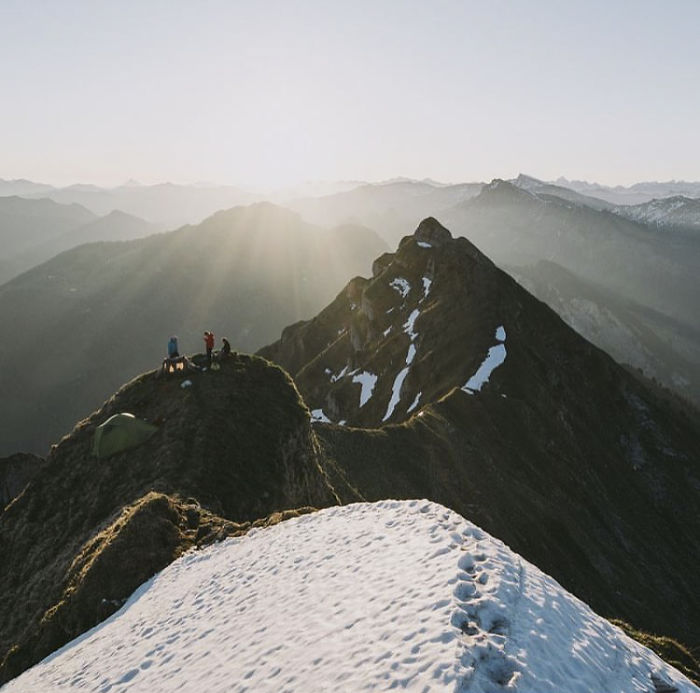 This Woman Has Fun On Instagram With Photos Of People Pretending To Sleep In The Middle Of Nowhere