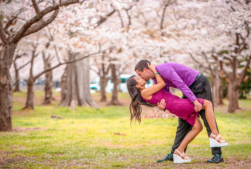 Couple Living 8,000 Miles Apart Keep Meeting Halfway For 3 Years To Take The Same Adorable Picture But Then He Decides To Change Things Up