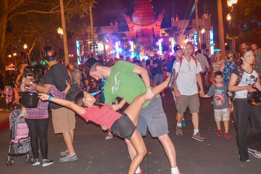 Couple Living 8,000 Miles Apart Keep Meeting Halfway For 3 Years To Take The Same Adorable Picture But Then He Decides To Change Things Up