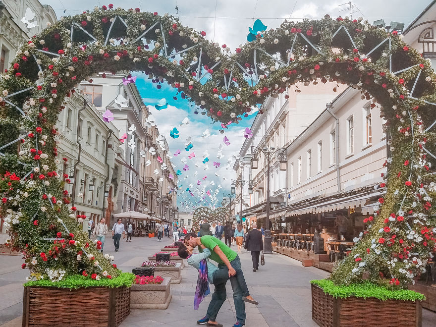 Couple Living 8,000 Miles Apart Keep Meeting Halfway For 3 Years To Take The Same Adorable Picture But Then He Decides To Change Things Up Couple Living 8,000 Miles Apart Keep Meeting Halfway For 3 Years To Take The Same Adorable Picture But Then He Decides To Change Things Up
