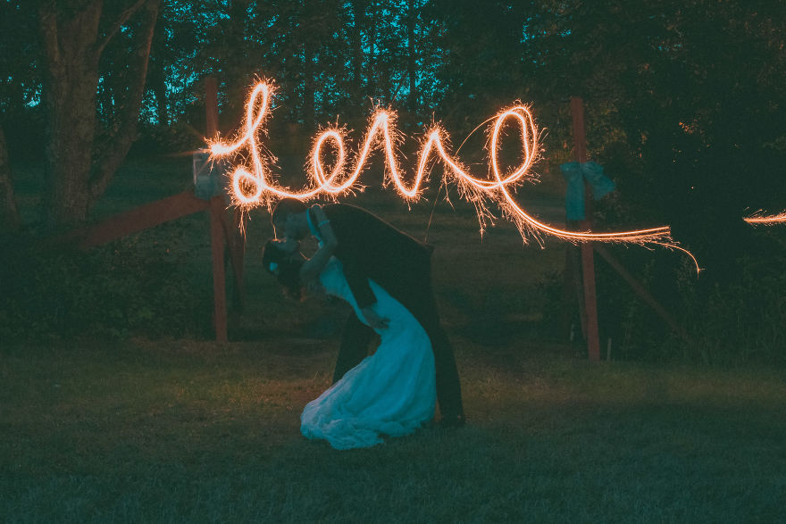 Couple Living 8,000 Miles Apart Keep Meeting Halfway For 3 Years To Take The Same Adorable Picture But Then He Decides To Change Things Up