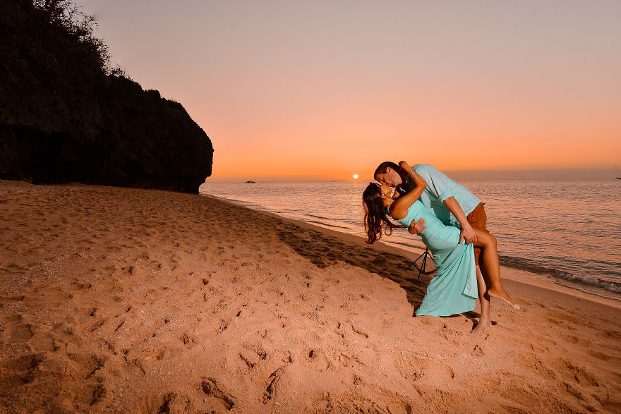 Couple Living 8,000 Miles Apart Keep Meeting Halfway For 3 Years To Take The Same Adorable Picture But Then He Decides To Change Things Up