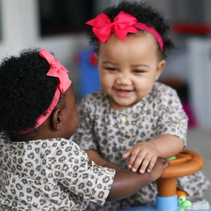 Girls Born In Different Colors Make It Nearly Impossible To Tell They Are Twins Girls Born In Different Colors Make It Nearly Impossible To Tell They Are Twins