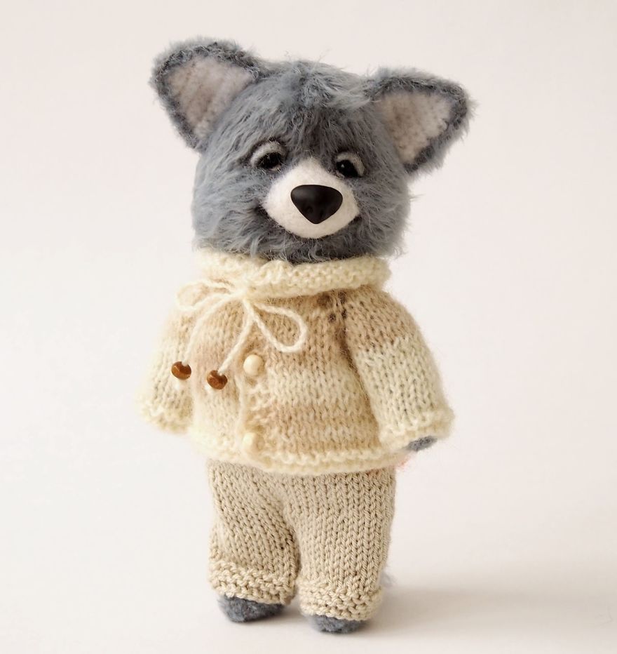 Russian Artist Knits One-Of-A-Kind Christmas Doggies