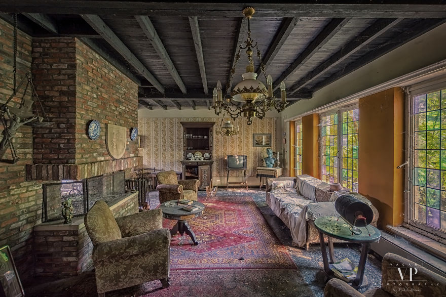 I Photographed This Abandoned House