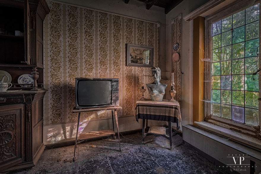 I Photographed This Abandoned House