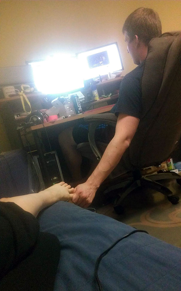 I Was Complaining To My Boyfriend That We Never Cuddle Anymore And This Was His Solution