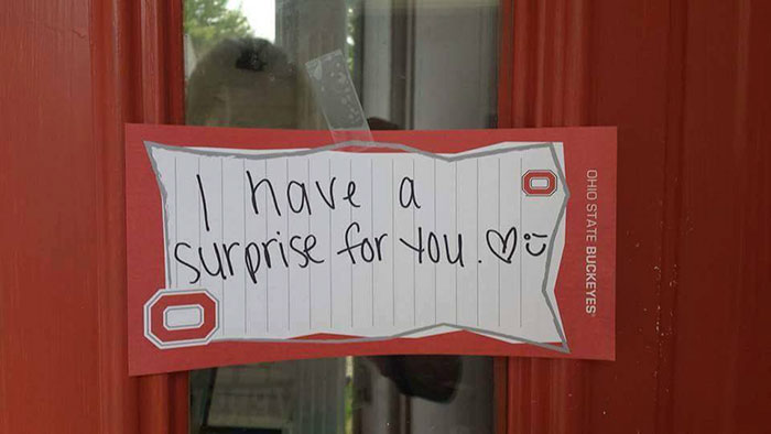 guy-surprise-girlfriend-plastic-bottle-notes-2 guy-surprise-girlfriend-plastic-bottle-notes-2