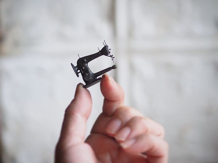 Mother Of Two Wakes Up At 4 AM To Create 18th Century Furniture For Dollhouses, And The Details Will Amaze You