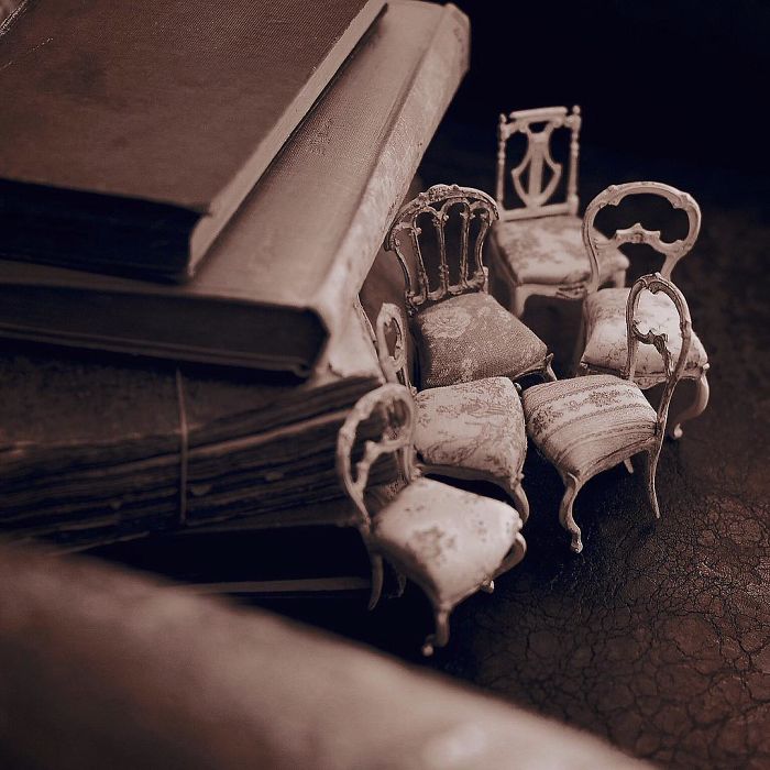 Mother Of Two Wakes Up At 4 AM To Create 18th Century Furniture For Dollhouses, And The Details Will Amaze You Mother Of Two Wakes Up At 4 AM To Create 18th Century Furniture For Dollhouses, And The Details Will Amaze You