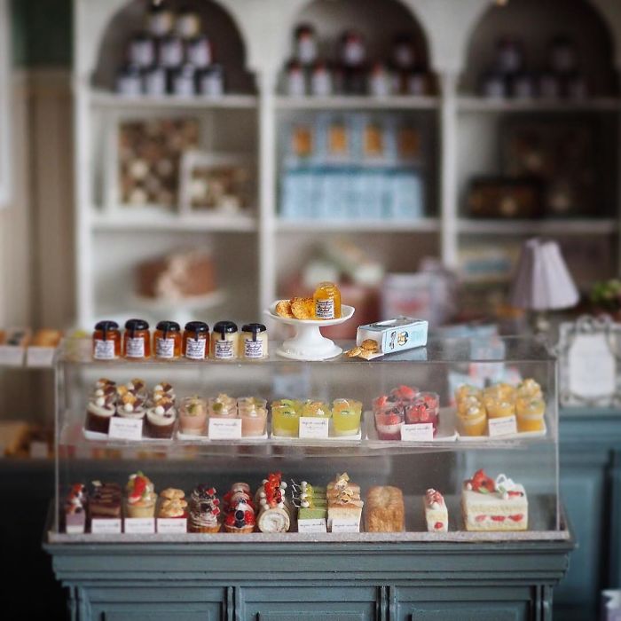 Mother Of Two Wakes Up At 4 AM To Create 18th Century Furniture For Dollhouses, And The Details Will Amaze You