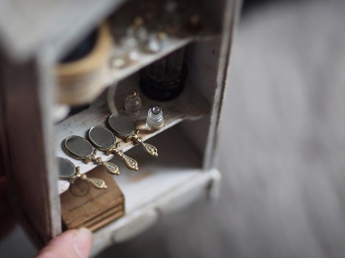 Mother Of Two Wakes Up At 4 AM To Create 18th Century Furniture For Dollhouses, And The Details Will Amaze You Mother Of Two Wakes Up At 4 AM To Create 18th Century Furniture For Dollhouses, And The Details Will Amaze You