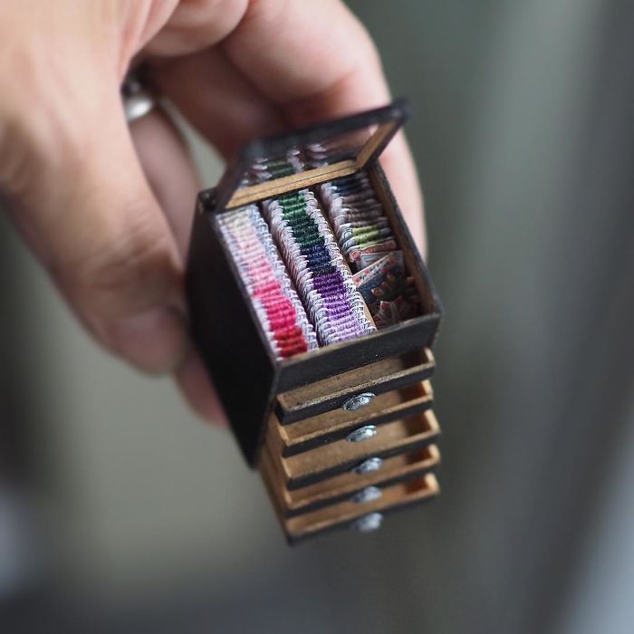 Mother Of Two Wakes Up At 4 AM To Create 18th Century Furniture For Dollhouses, And The Details Will Amaze You Mother Of Two Wakes Up At 4 AM To Create 18th Century Furniture For Dollhouses, And The Details Will Amaze You