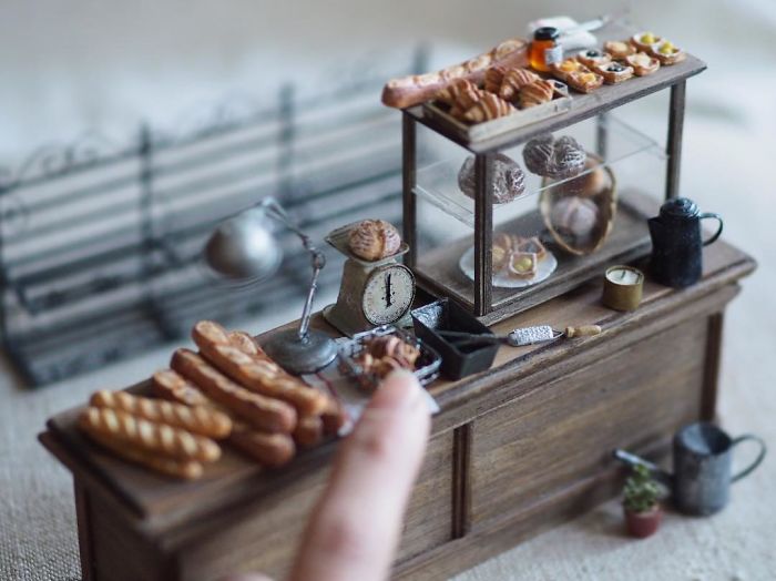 Mother Of Two Wakes Up At 4 AM To Create 18th Century Furniture For Dollhouses, And The Details Will Amaze You Mother Of Two Wakes Up At 4 AM To Create 18th Century Furniture For Dollhouses, And The Details Will Amaze You