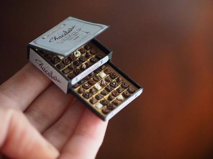 Mother Of Two Wakes Up At 4 AM To Create 18th Century Furniture For Dollhouses, And The Details Will Amaze You