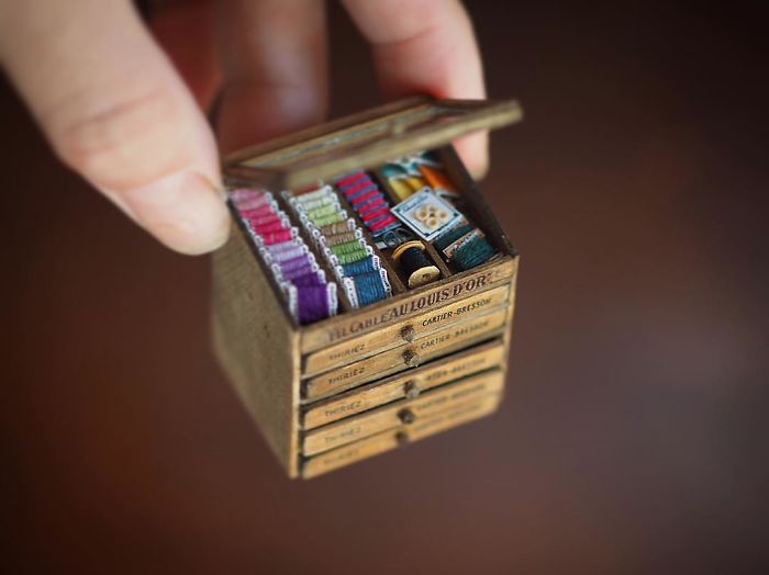 Mother Of Two Wakes Up At 4 AM To Create 18th Century Furniture For Dollhouses, And The Details Will Amaze You