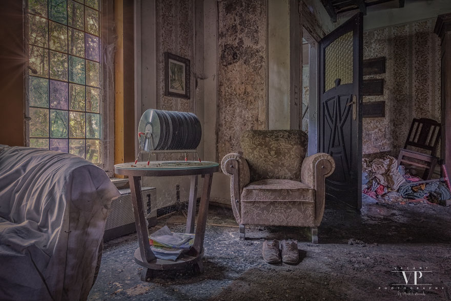 I Photographed This Abandoned House