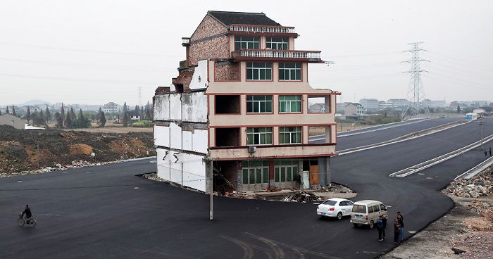 35 Times Stubborn Homeowners Refused To Move, And Faced Unexpected Consequences