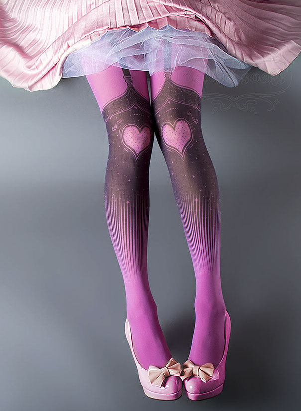 Tattoo socks with heart design, worn with pink shoes and a pleated skirt, perfect for tattoo lovers without commitment.