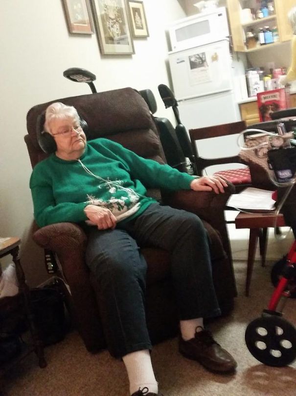 Drove 1,100 Miles To See This Woman, But Grandma Doesn't Give A Fuck