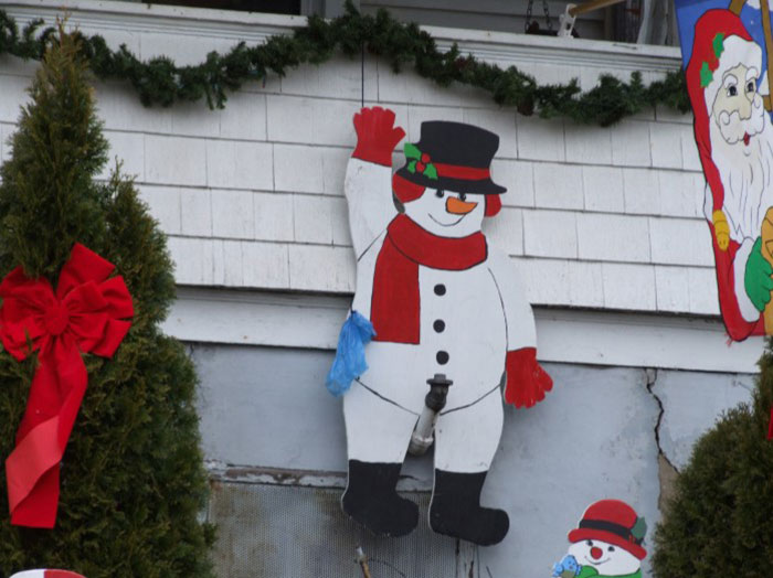 My Neigbor Made An Interesting Choice In Christmas Decoration Placement