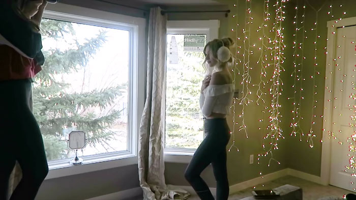 Photographer Reveals How To Take Stunning Portraits With Christmas Lights In Ordinary Bedroom, And Results Will Amaze You Photographer Reveals How To Take Stunning Portraits With Christmas Lights In Ordinary Bedroom, And Results Will Amaze You