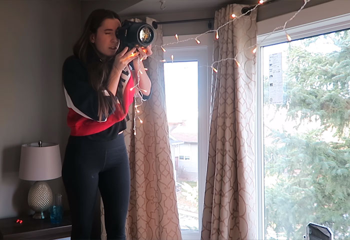 Photographer Reveals How To Take Stunning Portraits With Christmas Lights In Ordinary Bedroom, And Results Will Amaze You Photographer Reveals How To Take Stunning Portraits With Christmas Lights In Ordinary Bedroom, And Results Will Amaze You