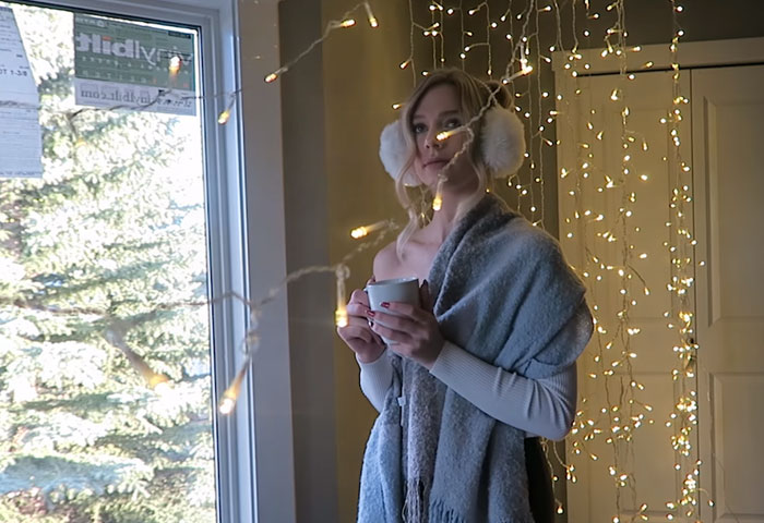 Photographer Reveals How To Take Stunning Portraits With Christmas Lights In Ordinary Bedroom, And Results Will Amaze You Photographer Reveals How To Take Stunning Portraits With Christmas Lights In Ordinary Bedroom, And Results Will Amaze You