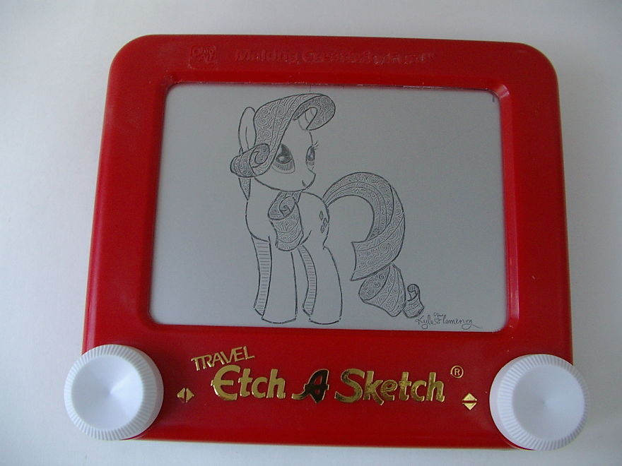 Etch-A-Sketch Artist Creates Mind-Blowing Works By Simply Turning The Dials