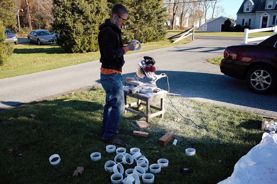 We Made A Christmas Tree From An Old Tire, A Bucket, And 40Ft Of PVC Pipe We Made A Christmas Tree From An Old Tire, A Bucket, And 40Ft Of PVC Pipe
