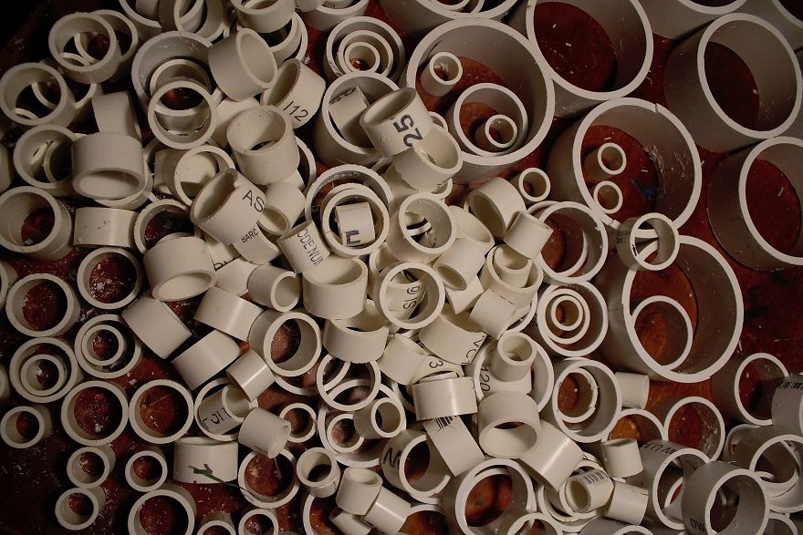 We Made A Christmas Tree From An Old Tire, A Bucket, And 40Ft Of PVC Pipe We Made A Christmas Tree From An Old Tire, A Bucket, And 40Ft Of PVC Pipe