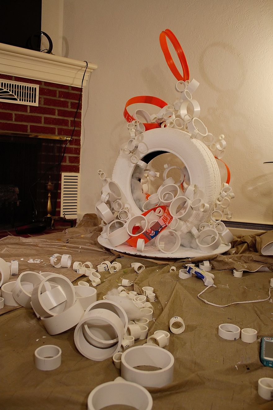 We Made A Christmas Tree From An Old Tire, A Bucket, And 40Ft Of PVC Pipe We Made A Christmas Tree From An Old Tire, A Bucket, And 40Ft Of PVC Pipe