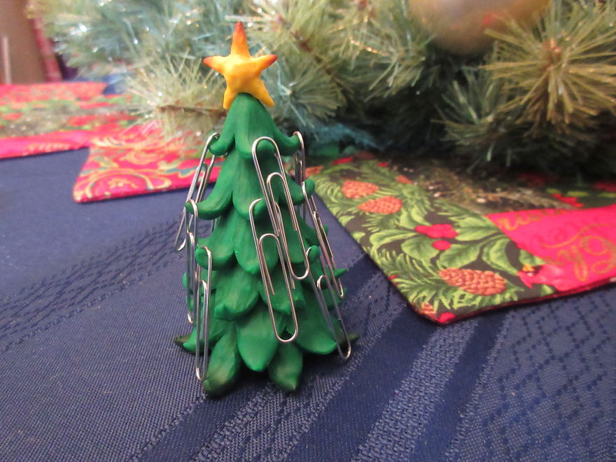 I Made A Tiny Christmas Tree And Decorated It With Unusual Ornaments I Made A Tiny Christmas Tree And Decorated It With Unusual Ornaments