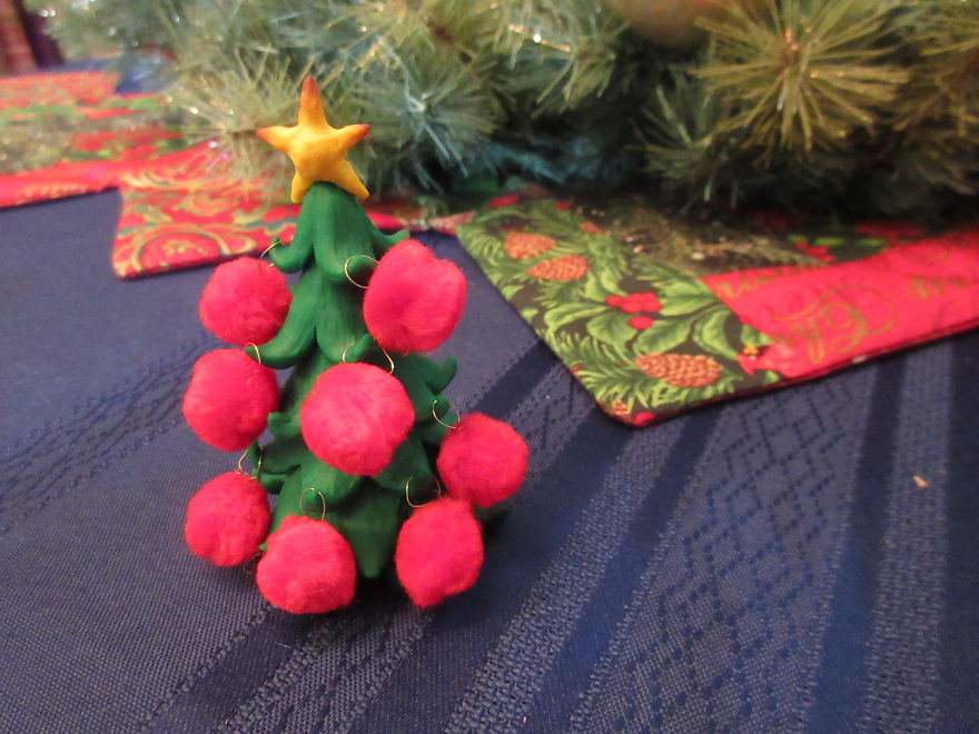 I Made A Tiny Christmas Tree And Decorated It With Unusual Ornaments I Made A Tiny Christmas Tree And Decorated It With Unusual Ornaments
