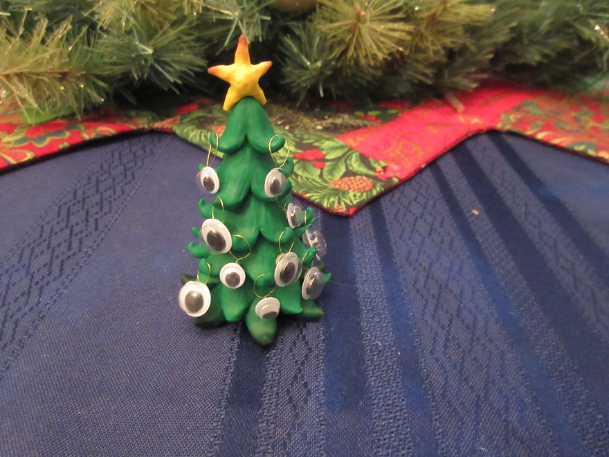 I Made A Tiny Christmas Tree And Decorated It With Unusual Ornaments I Made A Tiny Christmas Tree And Decorated It With Unusual Ornaments