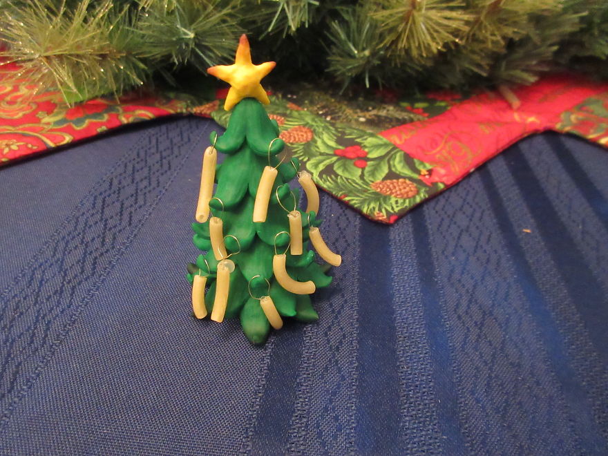 I Made A Tiny Christmas Tree And Decorated It With Unusual Ornaments I Made A Tiny Christmas Tree And Decorated It With Unusual Ornaments