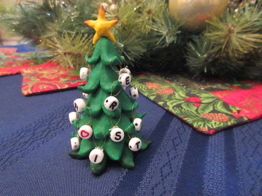 I Made A Tiny Christmas Tree And Decorated It With Unusual Ornaments I Made A Tiny Christmas Tree And Decorated It With Unusual Ornaments