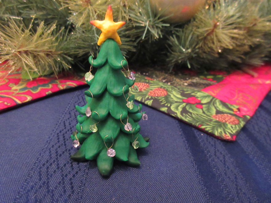 I Made A Tiny Christmas Tree And Decorated It With Unusual Ornaments I Made A Tiny Christmas Tree And Decorated It With Unusual Ornaments