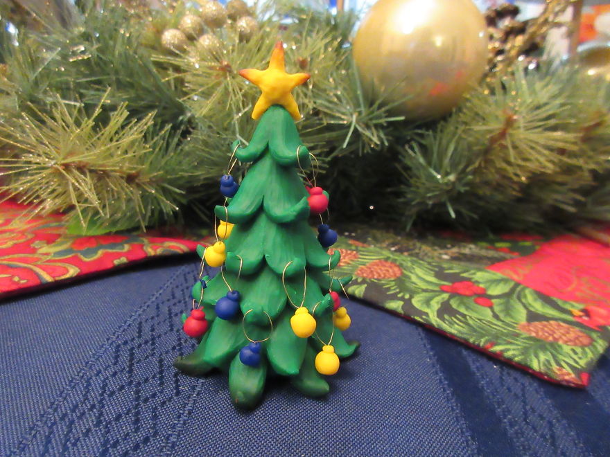 I Made A Tiny Christmas Tree And Decorated It With Unusual Ornaments I Made A Tiny Christmas Tree And Decorated It With Unusual Ornaments