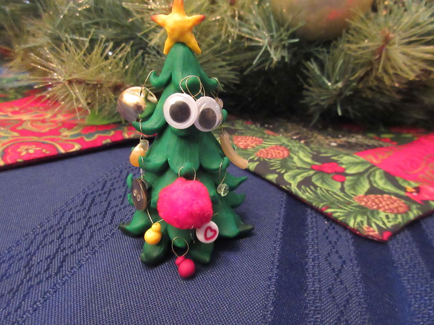 I Made A Tiny Christmas Tree And Decorated It With Unusual Ornaments I Made A Tiny Christmas Tree And Decorated It With Unusual Ornaments