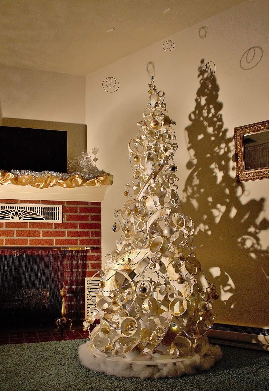 We Made A Christmas Tree From An Old Tire, A Bucket, And 40Ft Of PVC Pipe We Made A Christmas Tree From An Old Tire, A Bucket, And 40Ft Of PVC Pipe