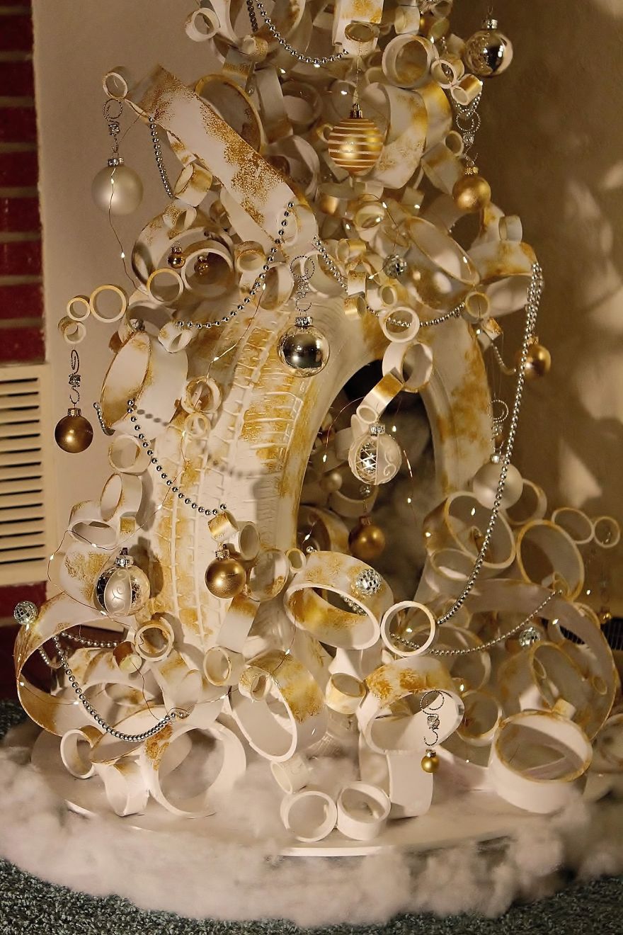 We Made A Christmas Tree From An Old Tire, A Bucket, And 40Ft Of PVC Pipe We Made A Christmas Tree From An Old Tire, A Bucket, And 40Ft Of PVC Pipe