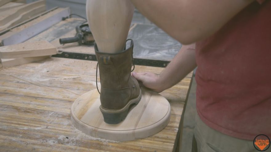 Guy Builds A Manly "Christmas Story" Leg Lamp And Here's How He Did It