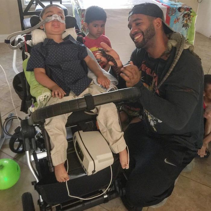 "The Real Tarzann" The Animal Friend Who Is Showing The Good Side Of The Internet