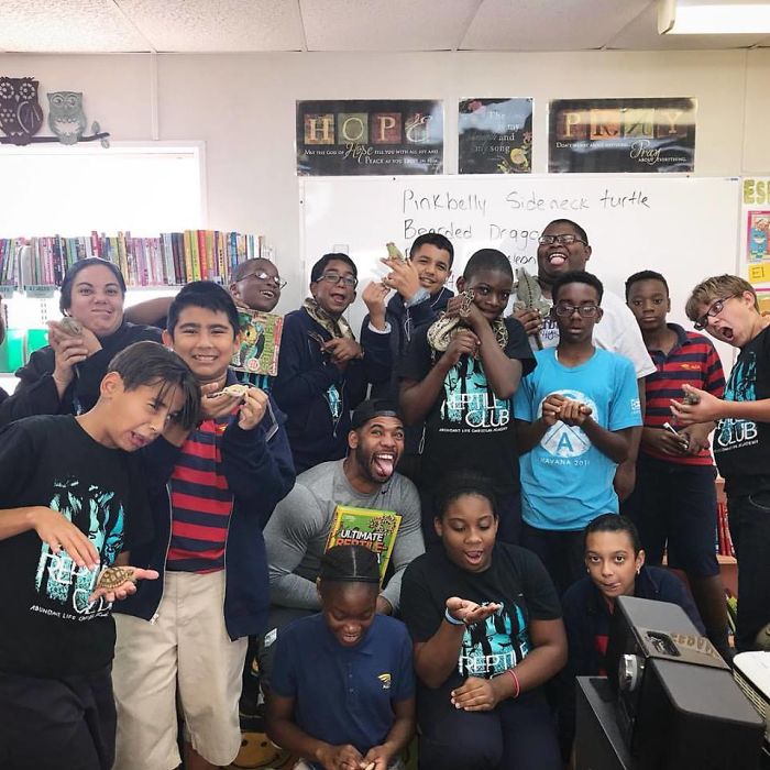 "The Real Tarzann" The Animal Friend Who Is Showing The Good Side Of The Internet