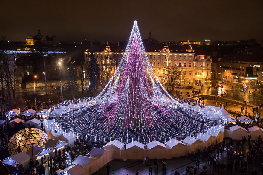 Spectacular Christmas Tree In Vilnius Features 70,000 Lightbulbs And 900 Toys