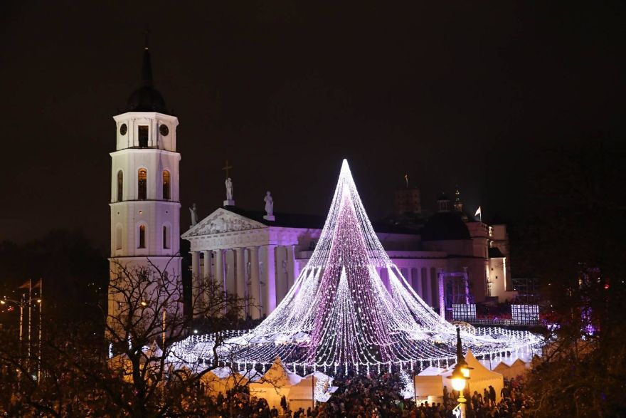 Spectacular Christmas Tree In Vilnius Features 70,000 Lightbulbs And 900 Toys