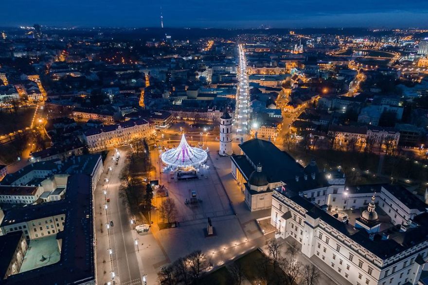 Spectacular Christmas Tree In Vilnius Features 70,000 Lightbulbs And 900 Toys